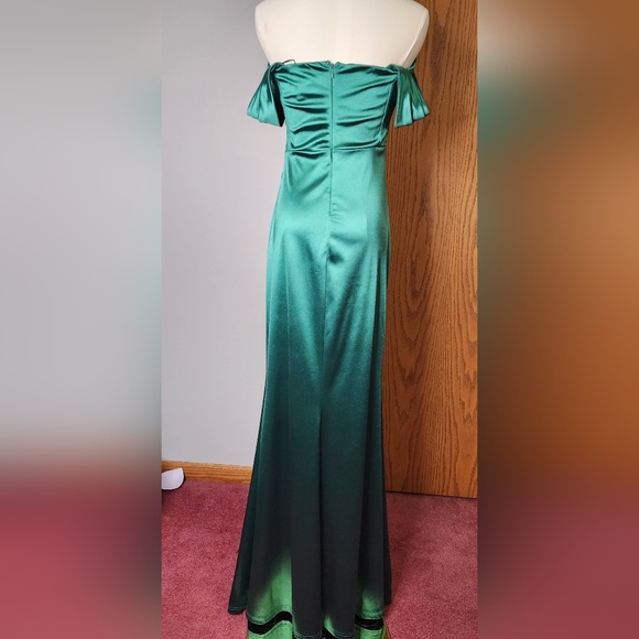 Chic One-Shoulder Green Evening Gown - Picture 4 of 4